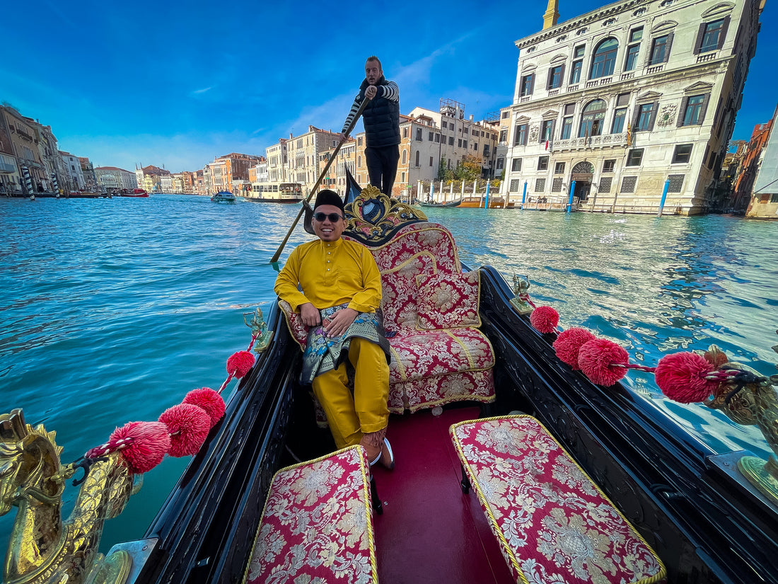 Lihat lelaki ini Berbaju Melayu bersampin di Venice